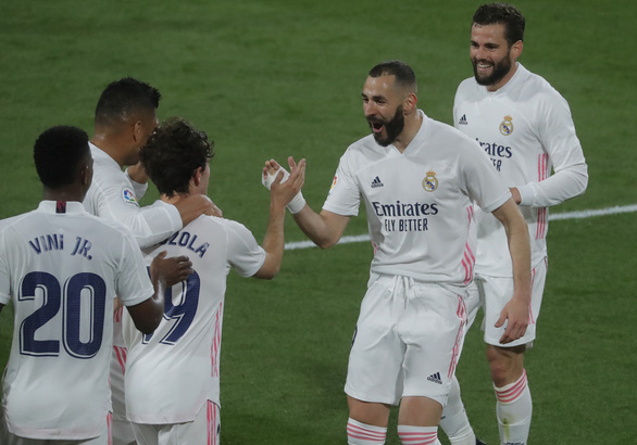Niềm vui của các cầu thủ Real sau khi ghi bàn vào lưới Cadiz - Ảnh: REUTERS