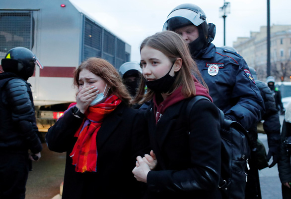 Người biểu tình bị cảnh sát đưa đi do tập trung tuần hành bất hợp pháp ở Saint Petersburg, Nga ngày 21-4-2021 - Ảnh: REUTERS