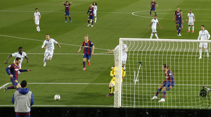 Messi hoàn tất cú đúp trong hiệp 1.