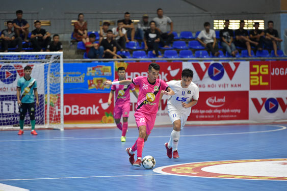 “Lão tướng” Phùng Trọng Luân tiếp tục tỏa sáng, giúp Zetbit Sài Gòn vươn lên dẫn đầu bảng xếp hạng Giải Futsal HDBank
