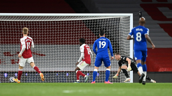 Sai lầm của thủ môn Leno khiến Arsenal bại trận - Ảnh: REUTERS