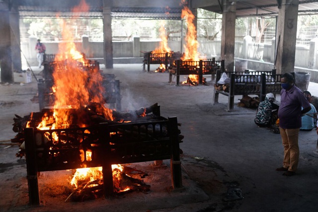Các lò hỏa thiêu ở Ấn Độ đỏ lửa ngày đêm (Ảnh: Reuters).