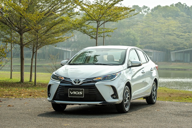 Toyota Vios được đại lý giảm giá, hãng tặng bảo hiểm vật chất.