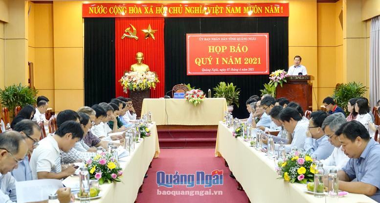 Quang cảnh buổi họp báo quý I/2021 của UBND tỉnh.