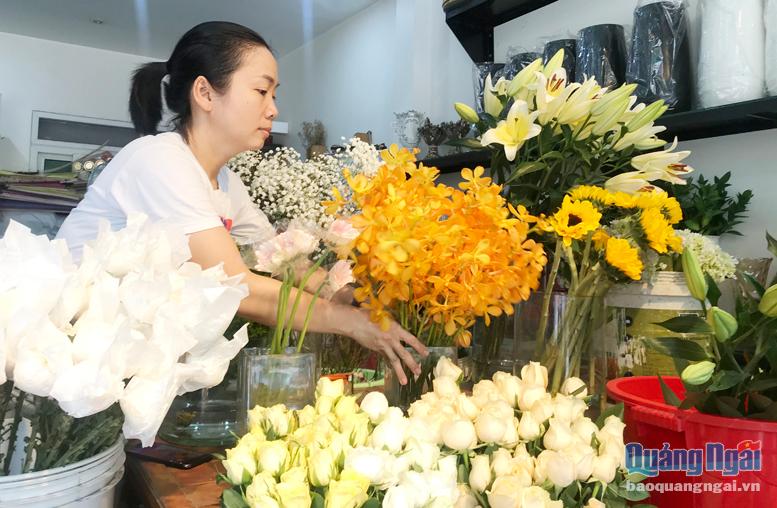 Các cửa hàng hoa tươi luôn nhập nhiều loại hoa ngoại để đáp ứng nhu cầu khách hàng.  ẢNH: VŨ YẾN