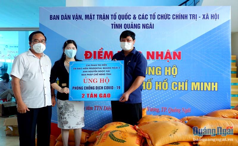 Phó Chủ tịch Ủy ban MTTQ Việt Nam tỉnh Bùi Đức Thọ (bên phải) tiếp nhận 2 tấn gạo của vợ chồng ông Nguyễn Ngọc Hải.