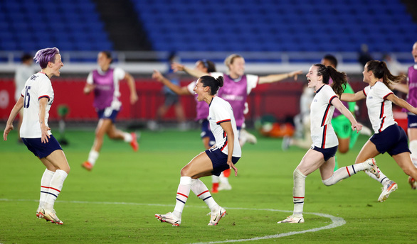 Niềm vui của các cầu thủ tuyển nữ Mỹ - Ảnh: REUTERS