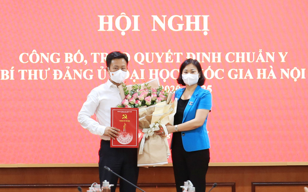 Đồng chí Nguyễn Thị Tuyến trao quyết định và chúc mừng đồng chí Lê Quân.