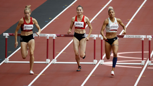 Quách Thị Lan (giữa) được vào thi đấu ở bán kết 400m rào tại Olympic 2020 - Ảnh: REUTERS