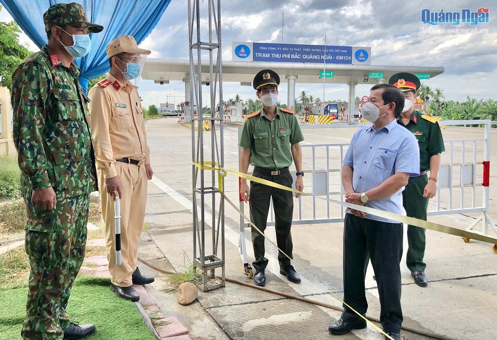 Thăm hỏi, động viên lực lượng làm nhiệm vụ tại chốt kiểm tra y tế trên đường dẫn Cao tốc Đà Nẵng - Quảng Ngãi đoạn qua xã Tịnh Hà, huyện Sơn Tịnh