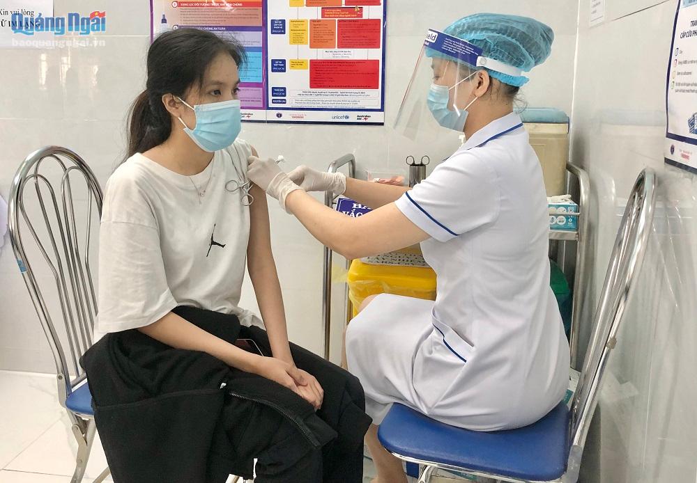 Tiêm vắc xin phòng Covid-19 tại Trung tâm Y tế huyện Bình Sơn