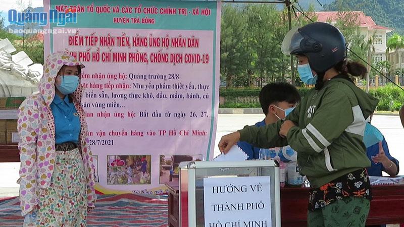 Đồng bào Cor huyện Trà Bồng ủng hộ tiền giúp người dân TP.Hồ Chí Minh