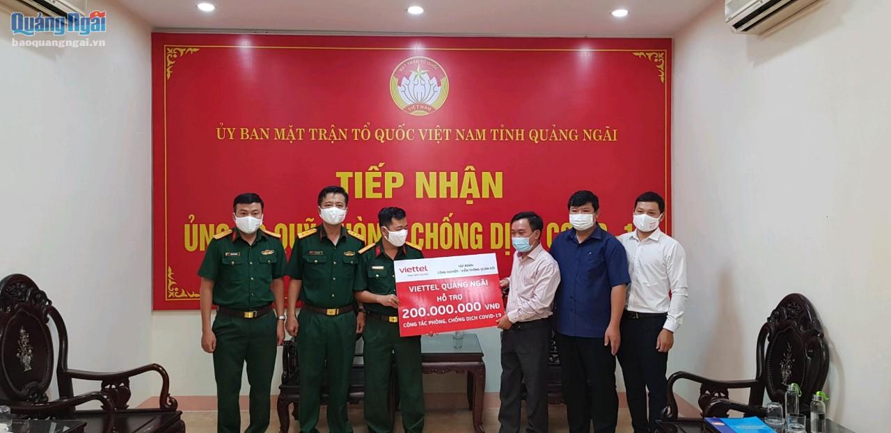 Thiếu tá Trương Xuân Bình - Giám đốc Viettel Quảng Ngãi trao 200 triệu đồng ủng hộ Quảng Ngãi trong công tác phòng, chống dịch Covid-19.