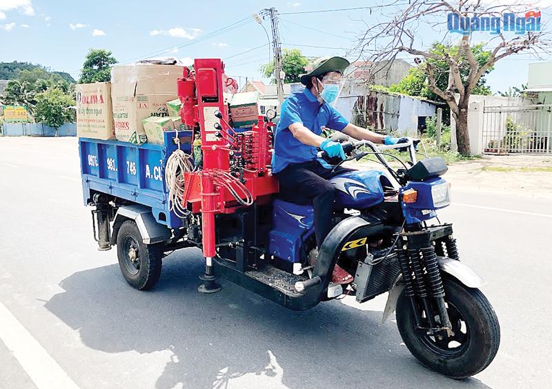 Chiếc xe ba gác của anh Nguyễn Ngọc Trai đã được giao cho Đoàn thanh niên sử dụng để vận chuyển hàng hóa, nhu yếu phẩm cung cấp cho người dân.  Ảnh: Mỹ Hoa