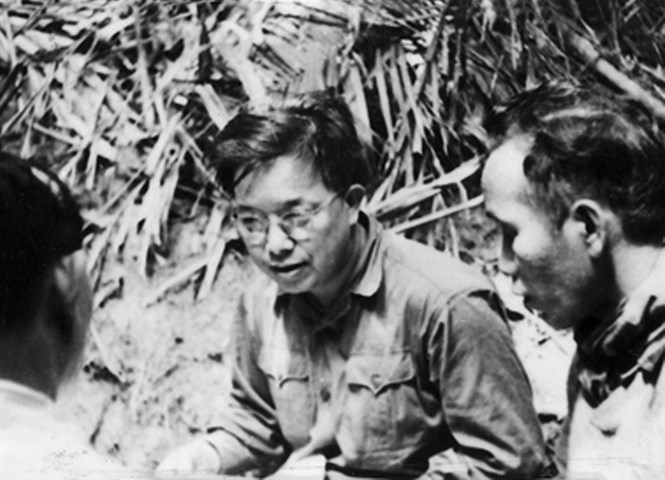 Đồng chí Lê Quang Đạo (giữa) tại Mặt trận Quảng Trị (năm 1972). Ảnh: tuyengiao.vn