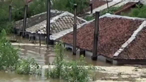 Đường sá, vườn tược, nhà cửa, cầu cống đều bị phá hủy trong nước lũ ở Triều Tiên do mưa lớn - Ảnh: news.sky.com