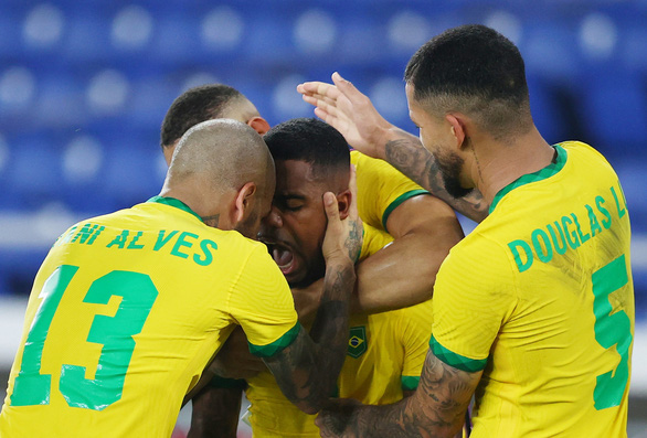 Các cầu thủ Brazil ăn mừng bàn thắng quyết định vào lưới Tây Ban Nha - ẢNh: REUTERS