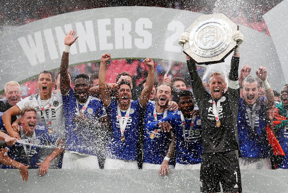 Các cầu thủ Leicester và danh hiệu Siêu cúp Anh 2021 - Ảnh: REUTERS