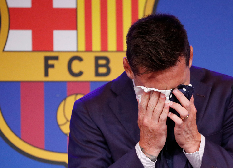 Lionel Messi bật khóc trong buổi họp báo chia tay Barcelona.