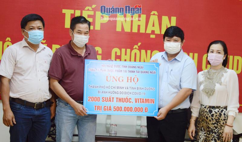 Đại diện Ủy ban MTTQ Việt Nam tỉnh tiếp nhận 2.000 suất thuốc, vitamin từ Công ty TNHH Dược phẩm Tài Thịnh tại Quảng Ngãi.      Ảnh: N.Viên