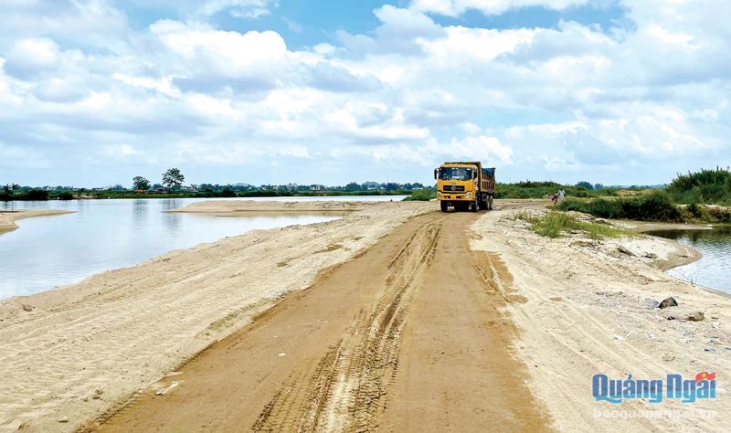 Hết thời hạn khai thác, nhưng đường vào mỏ cát thôn 6, xã Nghĩa Dũng (TP.Quảng Ngãi) không được tháo dỡ, để phương tiện ra vào khai thác cát trái phép (ảnh chụp vào tháng 6/2021). 