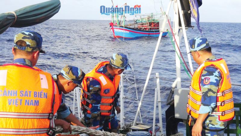 Cán bộ, chiến sĩ Vùng Cảnh sát biển 2 cứu hộ tàu của ngư dân bị nạn trên biển.  Ảnh: PV
