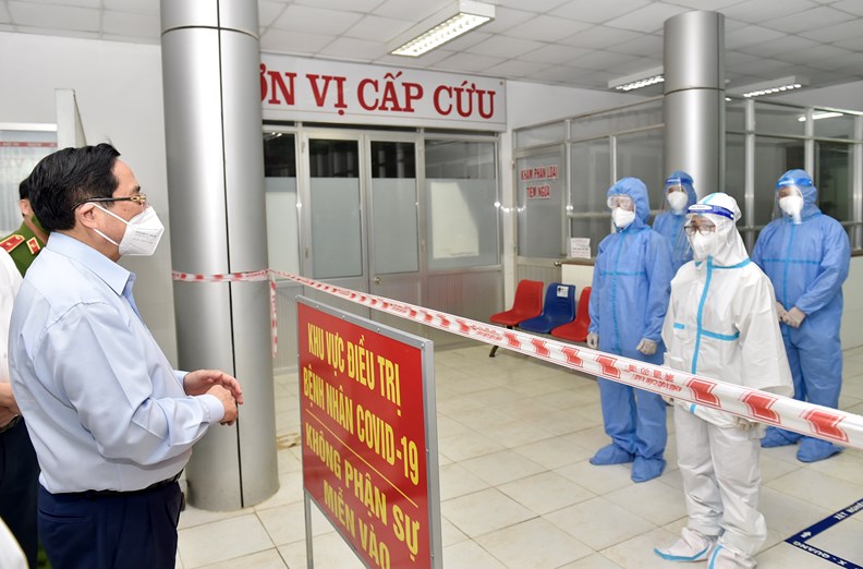 Ngày 11/7, Thủ tướng Phạm Minh Chính thăm Bệnh viện Đa khoa huyện Tân Trụ, nơi được chuyển đổi thành Bệnh viện Dã chiến số 2 tại Long An. - Ảnh: VGP