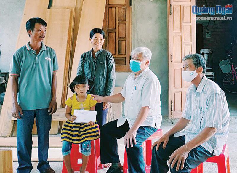 Lãnh đạo Hội Nạn nhân chất độc da cam/dioxin tỉnh thăm, tặng quà cho gia đình một nạn nhân chất độc da cam ở huyện Nghĩa Hành.  Ảnh: KIM NGÂN