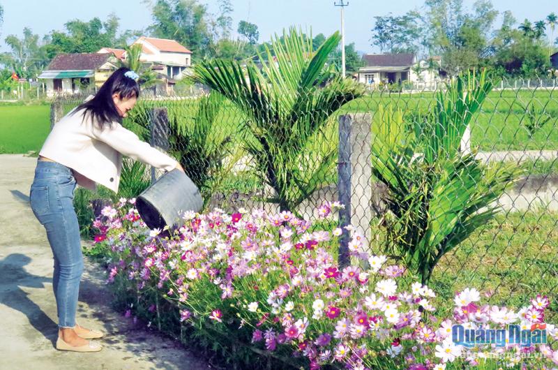 Nhiều khu dân cư kiểu mẫu ở huyện Nghĩa Hành có các tuyến đường hoa, giúp bộ mặt nông thôn thêm khởi sắc.