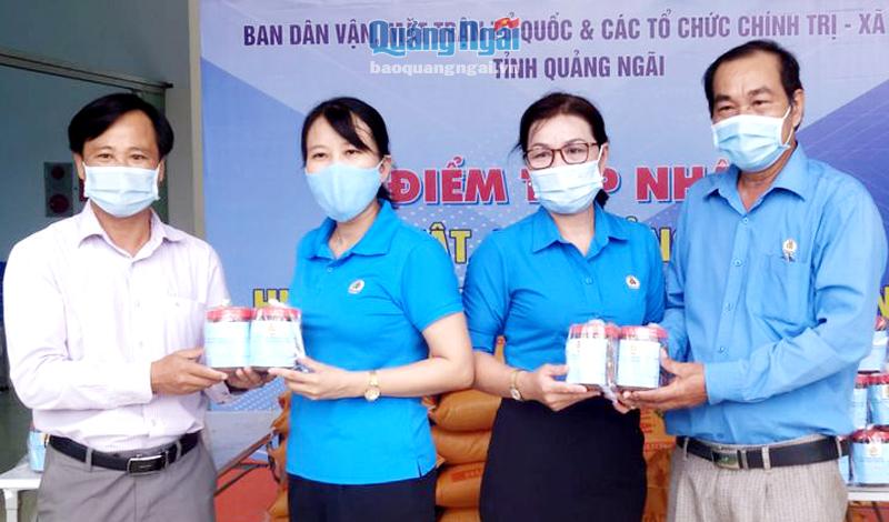 Lãnh đạo Công đoàn KKT Dung Quất và các KCN tỉnh ủng hộ nhu yếu phẩm cho người dân Quảng Ngãi ở TP.Hồ Chí Minh. 