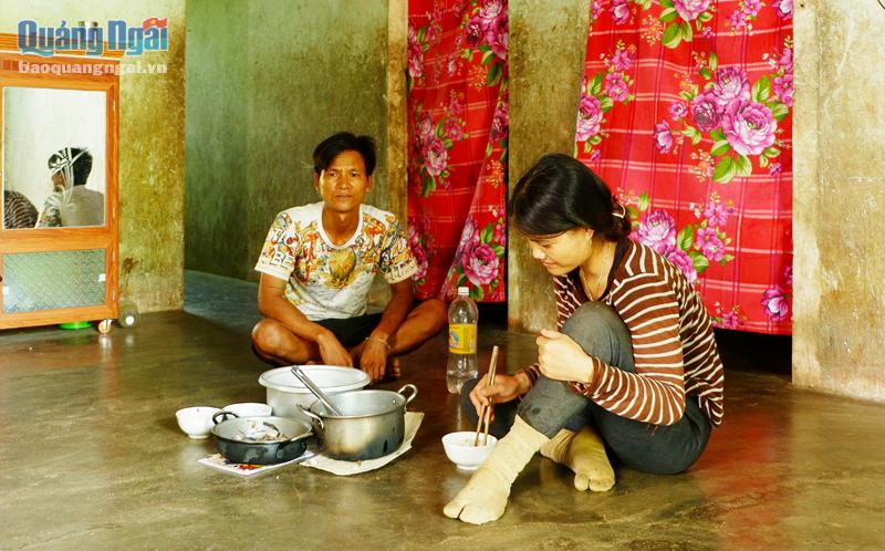 Vợ chồng anh Đinh Văn Rên và chị Hồ Thị Tình tranh thủ ăn bữa cơm trưa để tiếp tục đi làm thuê.                                                                                                                    Ảnh: PV