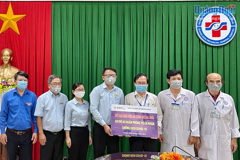 Lãnh đạo Công ty Điện lực Quảng Ngãi tặng đồ bảo hộ cho Bệnh viện Đa khoa tỉnh
