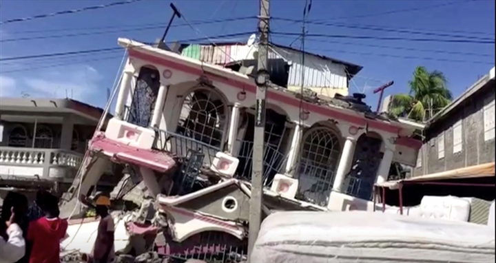 Một tòa nhà bị đổ sau trận động đất. (Ảnh: Reuters)