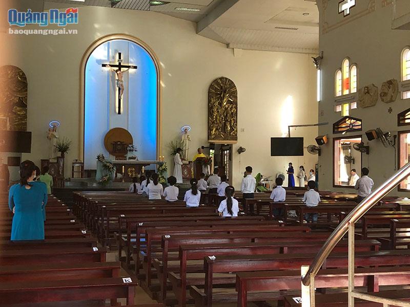 Nhà thờ Đức Mẹ Kỳ Thọ, thuộc Giáo xứ Châu Me, huyện Nghĩa Hành tổ chức sinh hoạt lúc sáng 15/8/2021.