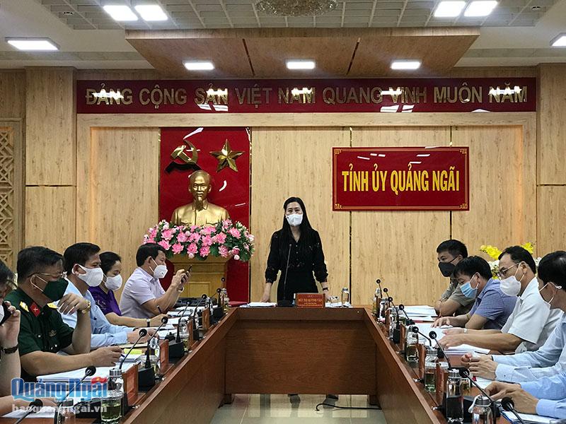 Ủy viên Trung ương Đảng, Bí thư Tỉnh ủy, Chủ tịch HĐND tỉnh Bùi Thị Quỳnh Vân chỉ đạo công tác phòng, chống dịch Covid-19 trên địa bàn tỉnh.