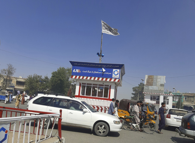 Cờ Taliban trên quảng trường chính của thành phố Kunduz sau cuộc giao tranh với lực lượng an ninh Afghanistan ngày 8/8/2021. (Ảnh: AP)