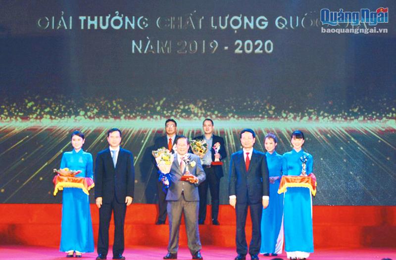 Giám đốc Công ty CP Phân hữu cơ Humic Quảng Ngãi Trần Đức Dũng nhận Giải thưởng Chất lượng quốc gia năm 2019 - 2020. 