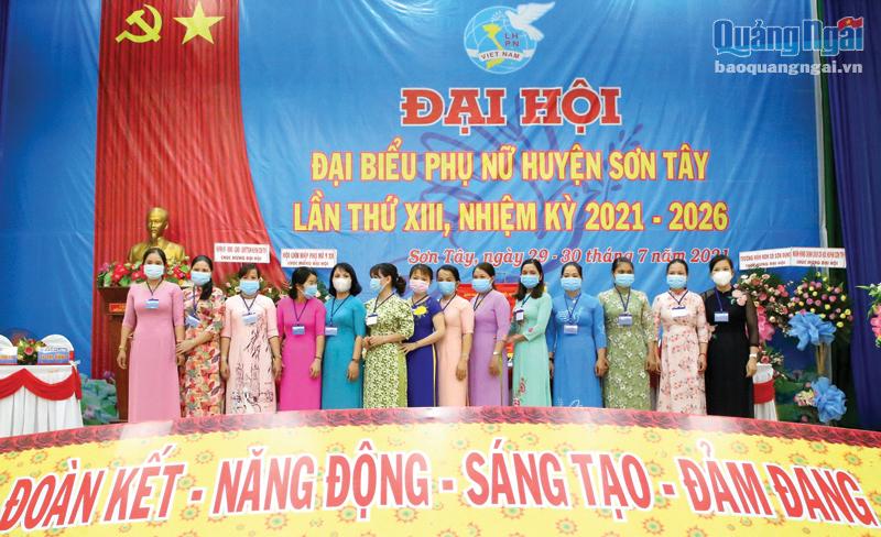 Ban Chấp hành Hội LHPN huyện Sơn Tây, nhiệm kỳ 2021 - 2026, ra mắt đại hội. 