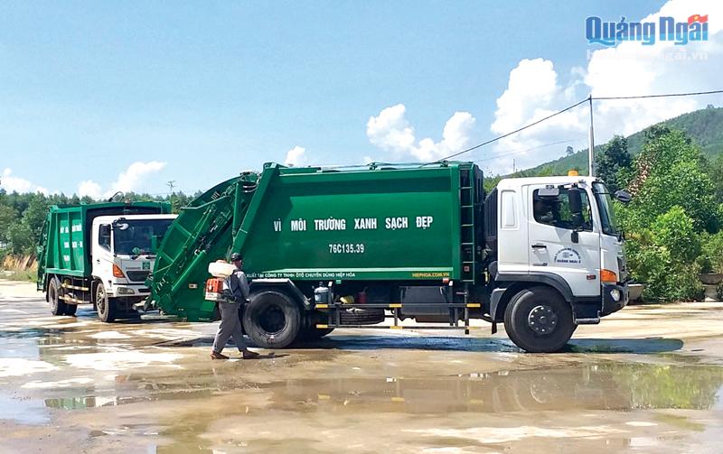 Phương tiện vận chuyển rác về Nhà máy Xử lý rác sinh hoạt Nghĩa Kỳ (Tư Nghĩa). 