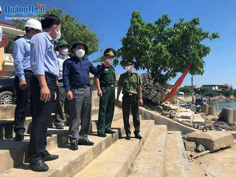 Chủ tịch UBND tỉnh Đặng Văn Minh kiểm tra tại cảng cá Sa Huỳnh, phường Phổ Thạnh, TX.Đức Phổ.