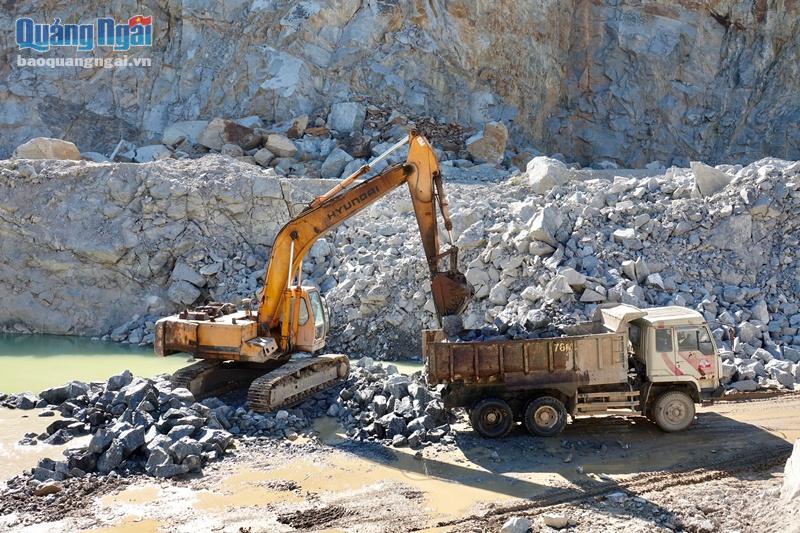 Phó Chủ tịch UBND tỉnh Trần Phước Hiền yêu cầu trong quá trình khai thác, vận chuyển đá phải đảm bảo môi trường