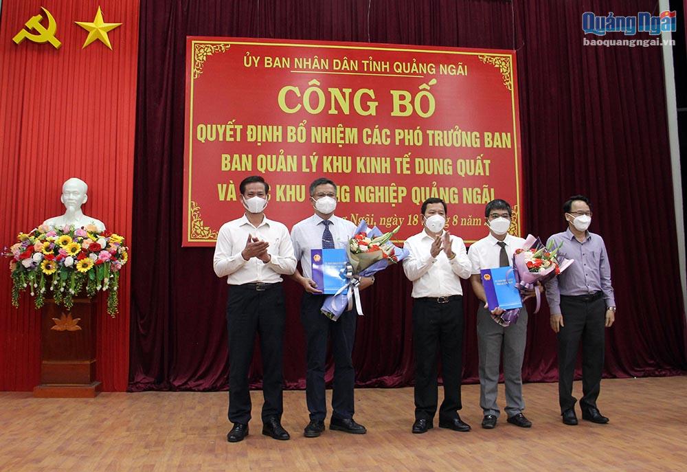 Chủ tịch UBND tỉnh Đặng Văn Minh trao các quyết định bổ nhiệm và chúc mừng hai tân Phó Trưởng ban Quản lý KKT Dung Quất và các KCN Quảng Ngãi