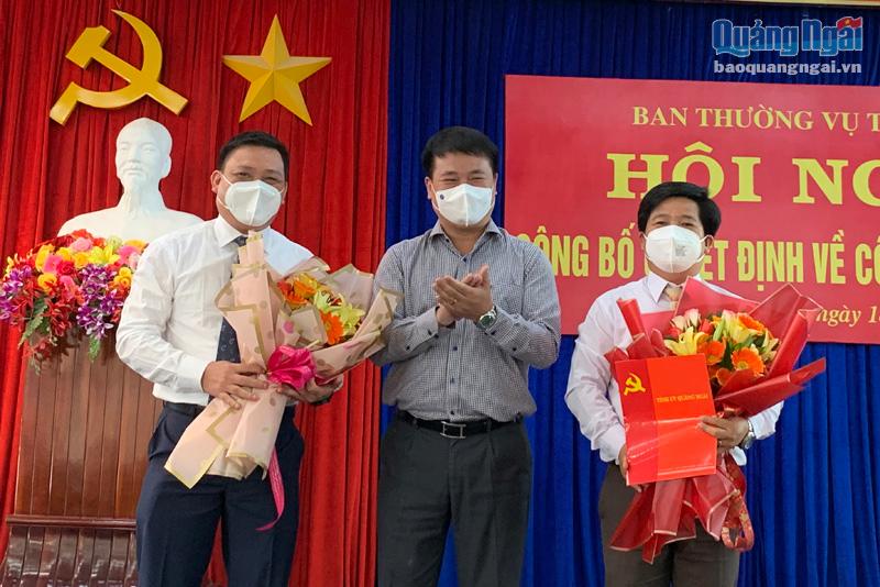Đồng chí Đặng Ngọc Huy trao quyết định và chúc mừng đồng chí Nguyễn Văn Huy, Trần Như Vinh nhận nhiệm vụ mới 