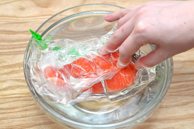 Bọc kín thực phẩm trong túi nhựa và ngâm trong nước lạnh.