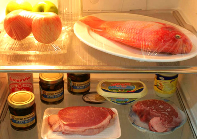 Để thực phẩm đông lạnh trong ngăn mát tủ lạnh là cách rã đông chậm và an toàn.