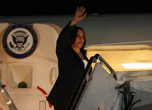 Phó tổng thống Mỹ Kamala Harris trước lúc lên máy bay ở sân bay tại căn cứ quân sự Andrews, Maryland (Mỹ) - Ảnh: REUTERS