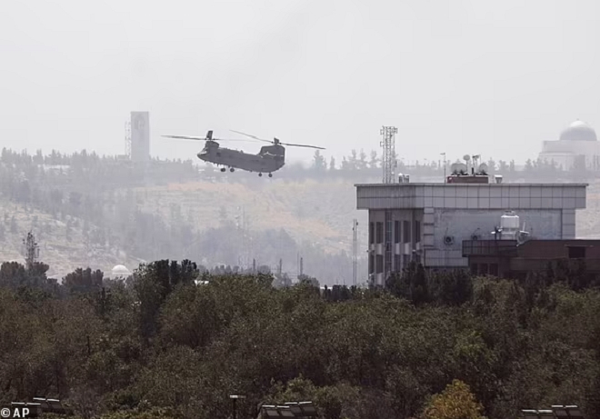 Trực thăng CH-47 Chinook được huy động tới giải cứu nhóm người mắc kẹt ở khách sạn. (Ảnh: AP)