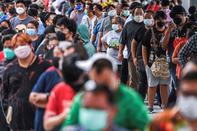 Người dân xếp hàng tiêm vaccine bên ngoài Trung tâm Tiêm chủng trung ương, Bangkok, Thái Lan - Ảnh: Reuters