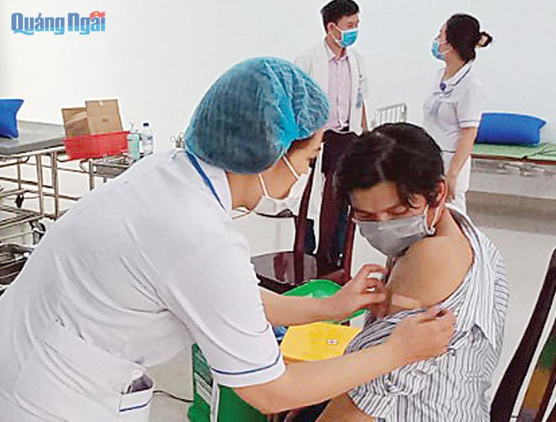 Việt Nam đang triển khai chiến dịch tiêm vắc xin phòng Covid-19, phấn đấu đến quý I/2022 có thể đạt miễn dịch cộng đồng, với khoảng 70% dân số được tiêm vắc xin.                                    Ảnh: Võ Văn