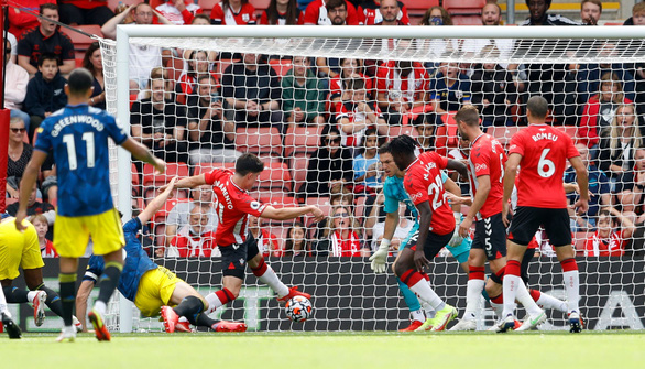 Pha cứu thua của hậu vệ Southampton sau cú đánh đầu của Martial - Ảnh: REUTERS